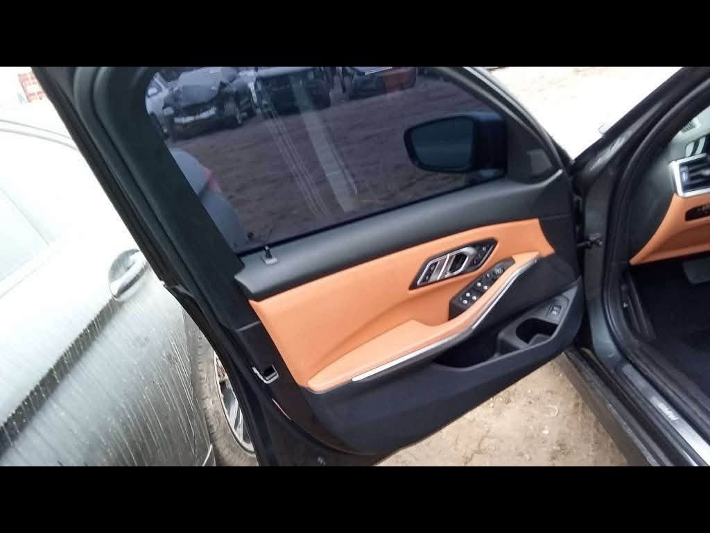 السلام عليكم للبيع فقط
BMW  
حجم 330
موديل 22
ماشيه 62
وارد امريكي 
بيه جاملغ خلفي ايمن وقبغ الصندوك
بارد بسيط بالبنيد
بدون ايرباك
رقم اربيل تحويل مباشر 
السياره جاهزه بدون اي نقوصات
مغلفه PPF 
مكان السياره بغداد تحويل مباشر 
اخوان اختصرت المنشور لان مواصفاته كثيره
 والسياره فوول من حساس التاير لفتحة السقف
داخل قيسي بلادي 
وطبعا عليه كت M باكج 
وكشنات كهرباء مري كهرباء 
داخل جلد 
وهواي مواصفات 
صورة الحادث مع الصور بالمنشور 

السعر ب255$ ورقه وبيه مجال بسيط
واي استفسار اني حاضر

***********

***********

( محمد الصعب )

