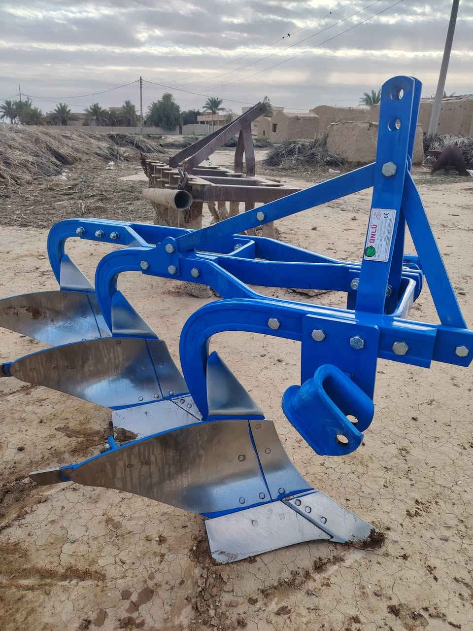 السلام عليكم فدان للبيع تركي حجم 10 سنة الصنع 2025 مستخدم شي قليل السعر مليون و٥٠٠ وبي مجال للاستفسار الاتصال على الرقم*********** وحياكم الله
