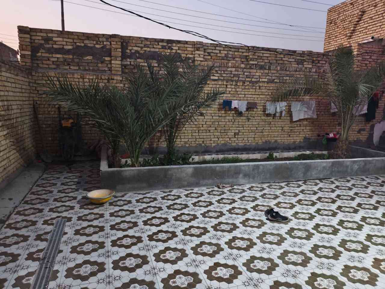 السلام عليكم بيت طابو صرف للبيع موقعه شارع ابو لبنان حي الفداء مساحته ٢٠٠ الواقع ٣٠٠ يبعد عن شارع عام ٥٠متر  يتكون من غرفتين مطبخ صاله واستقبال مناور ٢ صحيات داخلي وخارجي طارمه واسعه بيها حديقه وطابق ثاني بي غرفه وحده البيت جاهز من كلشي مابي كل نقص متوفره كافه خدمات سعر ٢٣٠ وبي مجال ***********
