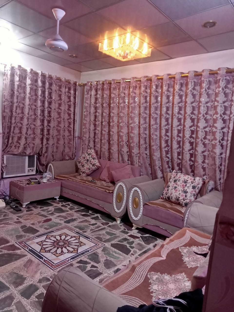 بردات 
السيت الوردي  عدد 3 سعر 50 ألاف 
السيت البنفسجي عدد 2 السعر 25 ألاف
البرتقالي عدد1 مكان مفتوح للمكيف السعر 5 آلاف 
أغطية فراش عدد2 مع تلبيسة مخدة عدد2 سعر 10 آلاف


**إذا كنت صاحب هذا الإعلان وتريد حذفه لأي سبب، رجاءا أرسل رسالة إلى الدعم الفني**