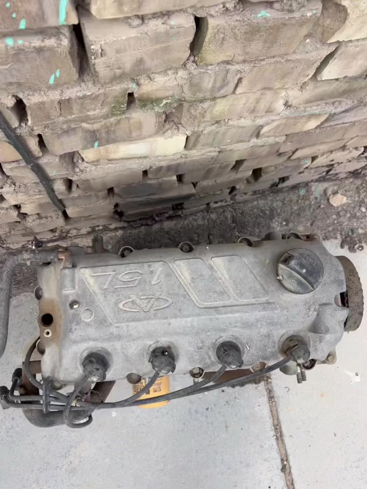 محرك للبيع تريد تفصيخ تريد كامل جان بالسيارة شغال وكامل وحالياً بالسطح لأنه بدلت غير محرك
مكاني بغداد العبيدي 
***********
