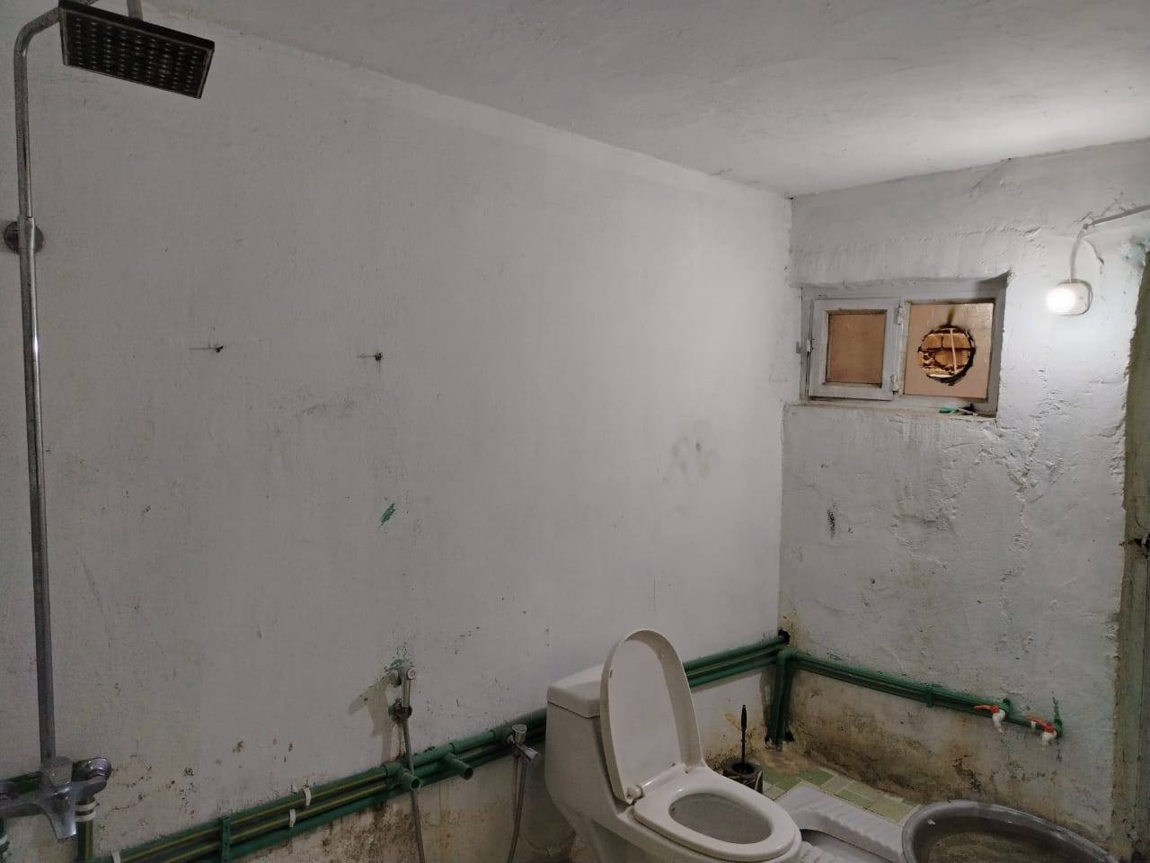 دار للايجار في الدورة شارع 60 قرب حسينية الصدريين مدخلين وكراج كبير وخدمات خارجية 3 غرف نوم وحده جوه وثنين فوك وحده منهن سويت ومطبخ ومنور واستقبال وخدمات وسطح 
السعر 600  
*********** واتساب
