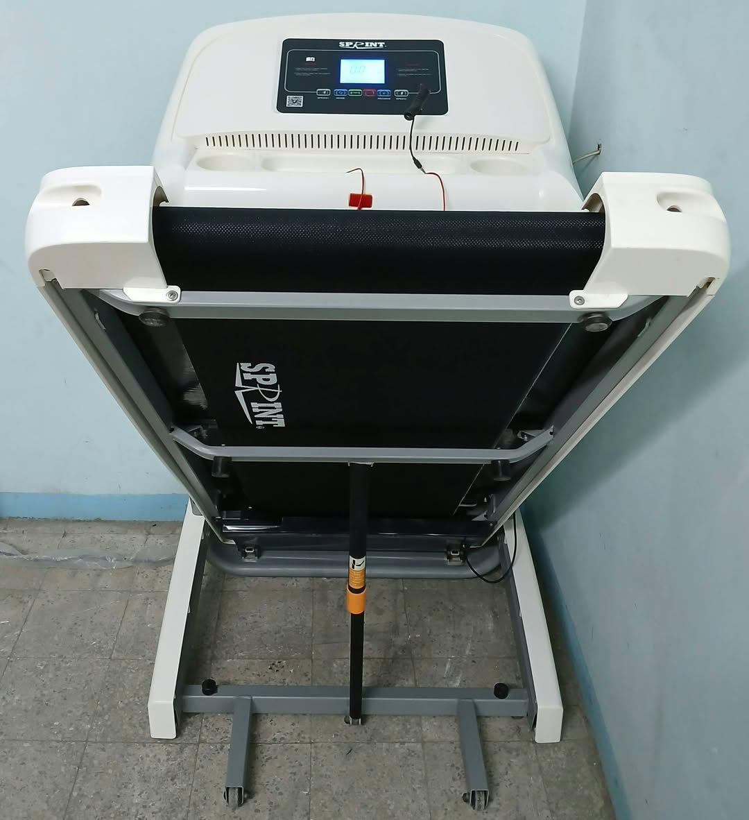 Sprint YG 6699/4 Treadmill 😍
- مشايه كهربائيه ماركه سبيرنت تايواني
 - موتور 2.5 حصان وزن 120 كيلو
-شاشه lcd  لمعرفه نبضات القلب والسرعه ووقت التمرين والمسافه والسعرات الحراريه المفقوده
-بها 12 برنامج مختلف غير البرنامج الاساسي، بها مستويات للانكلاين اليدوي، مزوده بهاند سبيد لزياده وتقليل السرعات من اليد والتشغيل والتوقف من اليد وبها عجل لسهوله التنقل 
- سرعات مختلفه من 1 الي 14 سرعه💪🏽 ، مزوده بممتص للصدمات ،طول السير 130سم، عرض السير 44 سم 
كماليات😍 جهاز مساج بالحزام بموتور منفصل عن موتور المشايه وجهاز اب جيم لتمارين البطن 
- مخرج خاص لتزييت المشايه اوتوماتيكيا
-  مخرج Aux وسماعتين ستيريو لتشغيل الاغاني🎵🎧🎶
 - للحجز والاستفسار علي رسائل الصفحه ✏️📃
 - 01145035729 - 01093247298 📞☎️


**إذا كنت صاحب هذا الإعلان وتريد حذفه لأي سبب، رجاءا أرسل رسالة إلى الدعم الفني**