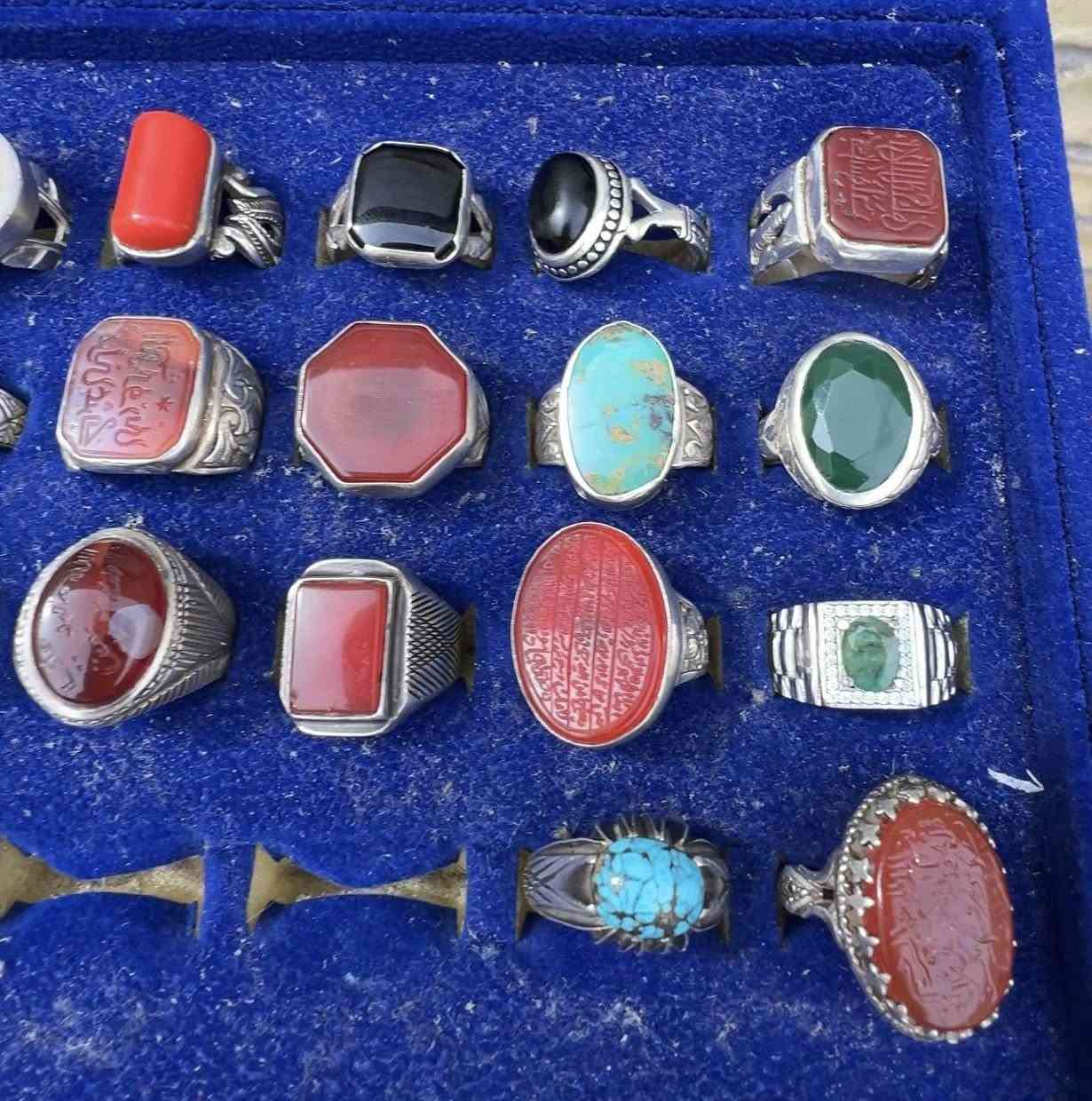 السلام عليكم اخوتي جبتلكم شلعه واحد عل واحد 20 قطعه وكله صياغات حلوه ومرتبه والأحجار اصليه وقديمه وكلهن يماني حلوات امانه الله القطع مو ثكال الصياغه مو ثكيله بس يدويه ومرتبه وكله فضه ٩٢٥ مشروط ابيع شلع ب 26 الف القطعه القطعه بدون عمله لا تعاملني مكاني بغداد المدينه واكو توصيل جميع المحافظات حته الطبله وياهن خلصوني 😂 ***********
