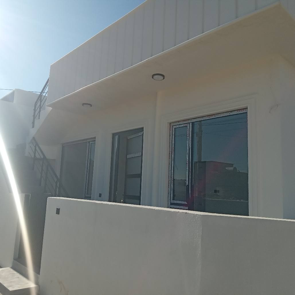 ئەم خانووە بۆ فرۆشتن لە بەکرەجۆ
ڕووبەری خانووەکە 105 مەترە
پێشی خانووەکە 8.75 مەترە وە قووڵی خانووەکە 12 مەترە 
ڕووی ڕۆژهەڵاتەو کۆڵانی 12 مەترییە 
بەرامبەری باخە
خانووەکە تازەیەو بەکار نەهاتووە
پێکهاتووە لە ژوورێکی میوانی گەورەو مەتبەخ و دوو نووستن و موشتەمەلات
خانوەکە کامل کاشیەو سەقفی کنافە ودەکتی موبەریدەشی بۆکراوە
نرخی 5 دەفتەر و 40 وەرەقەیە
بۆ زانیاری زیاتر پەیوەندی بکەن بە نووسینگەی نوێ بوونەوە 
*********** السليمانية, العراق
