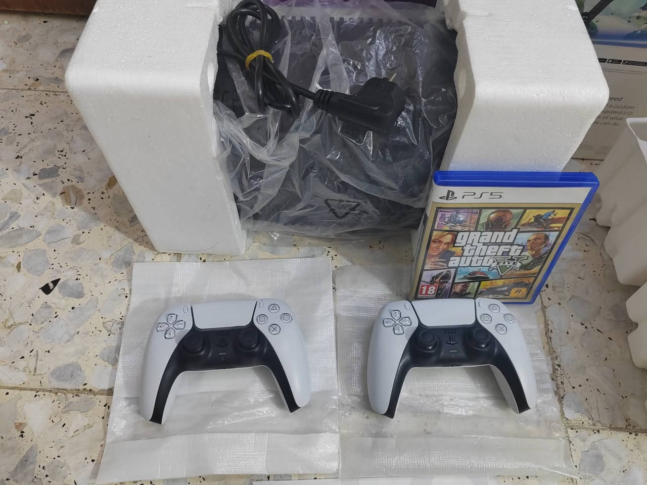 PS5   tسلم   1
كامل ملحقات الاصليه    النضام  13.00
استعماله ايام فقط
يدات عدد 2  اصلي
العاب داخل الجهاز + قرص جي تي اي محسن
يو بي اس 1500 غير مستخدم
يعني تجميعه كامله 
مكاني بغداد شعب للستفسار *********** متوفر واتساب
