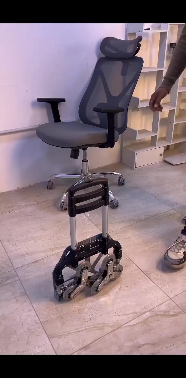 عربانة حمل ألمنيوم قابلة للطي متعددة الارتفاع مع عجلات درج

الاستخدامات

نقل الأغراض الثقيلة والخفيفة بسهولة داخل المنزل أو خارجه.

مناسبة للتسوق، نقل الكراتين، الأجهزة، الحقائب، وأغراض السفر.

مثالية للاستخدام في المخازن، المحلات، المكاتب، أو أثناء التنقل اليومي.

تُستخدم لصعود ونزول الدرج بسهولة بفضل نظام العجلات المتدرّج.

المميزات

هيكل مصنوع من الألمنيوم الخفيف والمتين لتحمّل الاستخدام اليومي.

قابلة للطي بالكامل لسهولة التخزين وتوفير المساحة.

ارتفاع قابل للتعديل بثلاث وضعيات:

- 61 سم
- 81 سم
- 100 سم

مزودة بـ عجلات ثلاثية مخصصة للدرج تضمن حركة سلسة وثبات أعلى.

قاعدة تحميل عريضة بقياس 39 سم لتثبيت الأغراض بشكل آمن.

مقبض مريح لليد يساعد على التحكم أثناء السحب.

حبل تثبيت بطول 150 سم لربط الأغراض ومنع انزلاقها أثناء النقل.

محتويات الصندوق

عربانة حمل ألمنيوم قابلة للطي.

حبل تثبيت بطول 150 سم.

الملاحظات

المنتج صناعة صينية (Made in China).

يُنصح بتوزيع الوزن بشكل متوازن على القاعدة.

تُطوى العربة بشكل مسطّح لتسهيل التخزين أو الحمل في السيارة.

الأبعاد

ارتفاع المنتج: 61  81  100 سم (قابل للتعديل)

عرض العربة: 39 سم

قياس الكيس:

- الطول: 39 سم
- العرض: 62 سم
- الارتفاع: 8 سم
سعر 48الف


**إذا كنت صاحب هذا الإعلان وتريد حذفه لأي سبب، رجاءا أرسل رسالة إلى الدعم الفني**