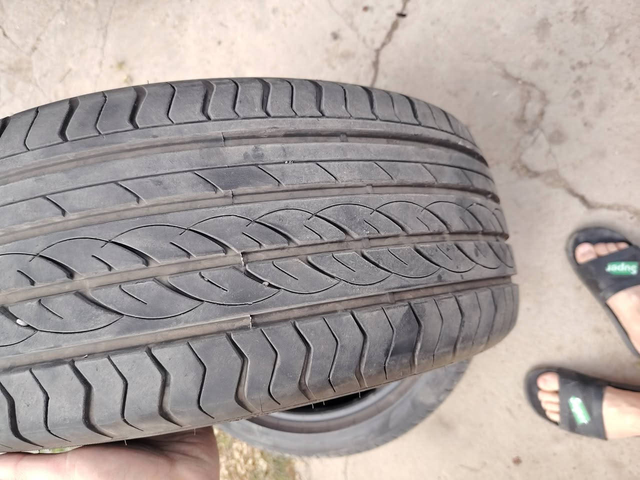 السلام عليكم طخم تاير قياس ٢٣٥ ٤٠ ١٩ للبيع للستفسار ***********
