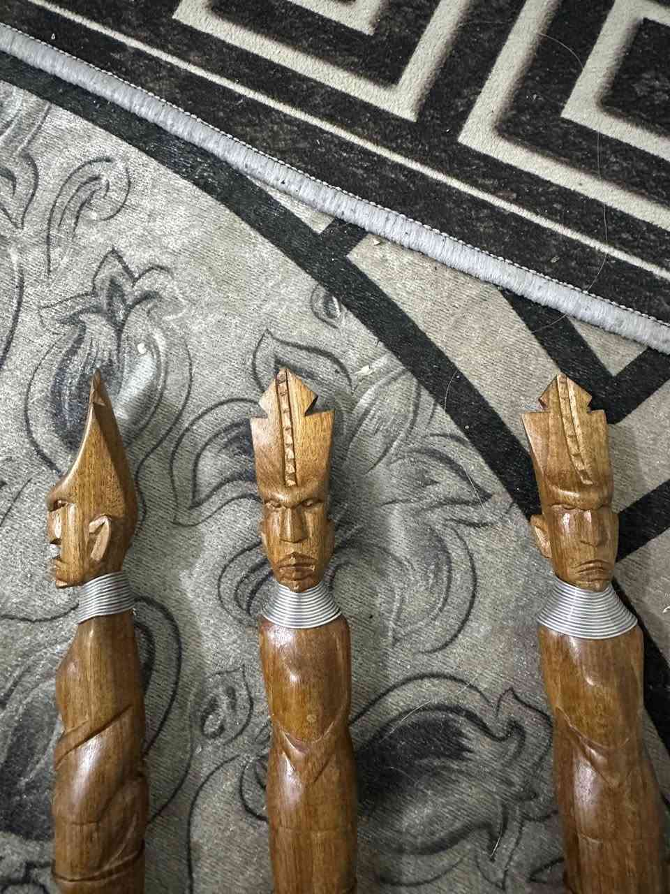 طقم انتيكا من الخشب الصاج نحت  منحوت يدويًا
قطعة ديكور مميزة مصنوعة من الخشب بنقوش على شكل وجوه تقليدية.  للاقتناء لمحبي القطع التراثية والأنتيكات. الطقم مكون من ثلاث قطع (ملعقة، شوكة، وسكين) بحالة ممتازه جداً  بسعر 50 الف التواصل على الرقم ***********  يوجد واتساب
