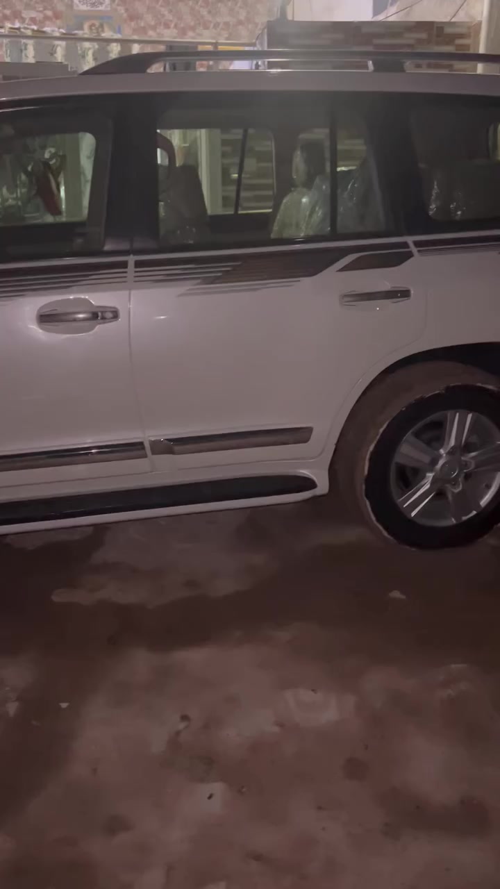 السلام عليكم ورحمة الله وبركاته
لاندكروزر بيع مستعجل 
2014
برميه السعر 330
والله متوازي 
العنوان نجف رقم 
مبيل ***********
