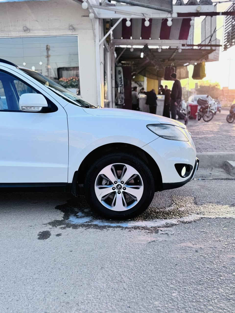 سلام عليكم 
سنتافي ٢٠١٢ رقم بغداد الجديد 
مكينه وكير كفاله 
فول موصفات 
٦ سلندر 
بصمه 
٧ راكب 
٣ قطع تبريد 
كشنات جلد 
٥ ويل كب فراشه 
كشن كهرباء 
حساس وكامره بلادي 
تبريد لمس 
سياره جديده واحلى من الصور بيه بارد قليل بربع الجاملغ الأمامي جهت العبري وتكحيل بطرف الباب والباقي كفاله صوره السونار ب المنشور 
مكان السياره الديوانيه-عفك  
*********** محمد
