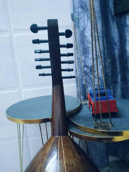 عود شرقي للبيع صناعة سورية 
اسم الصانع علاء خليفة العود السعر    200  الف مكان العود بغداد منطقة العبيدي الكفاءات الاتصال على ***********
