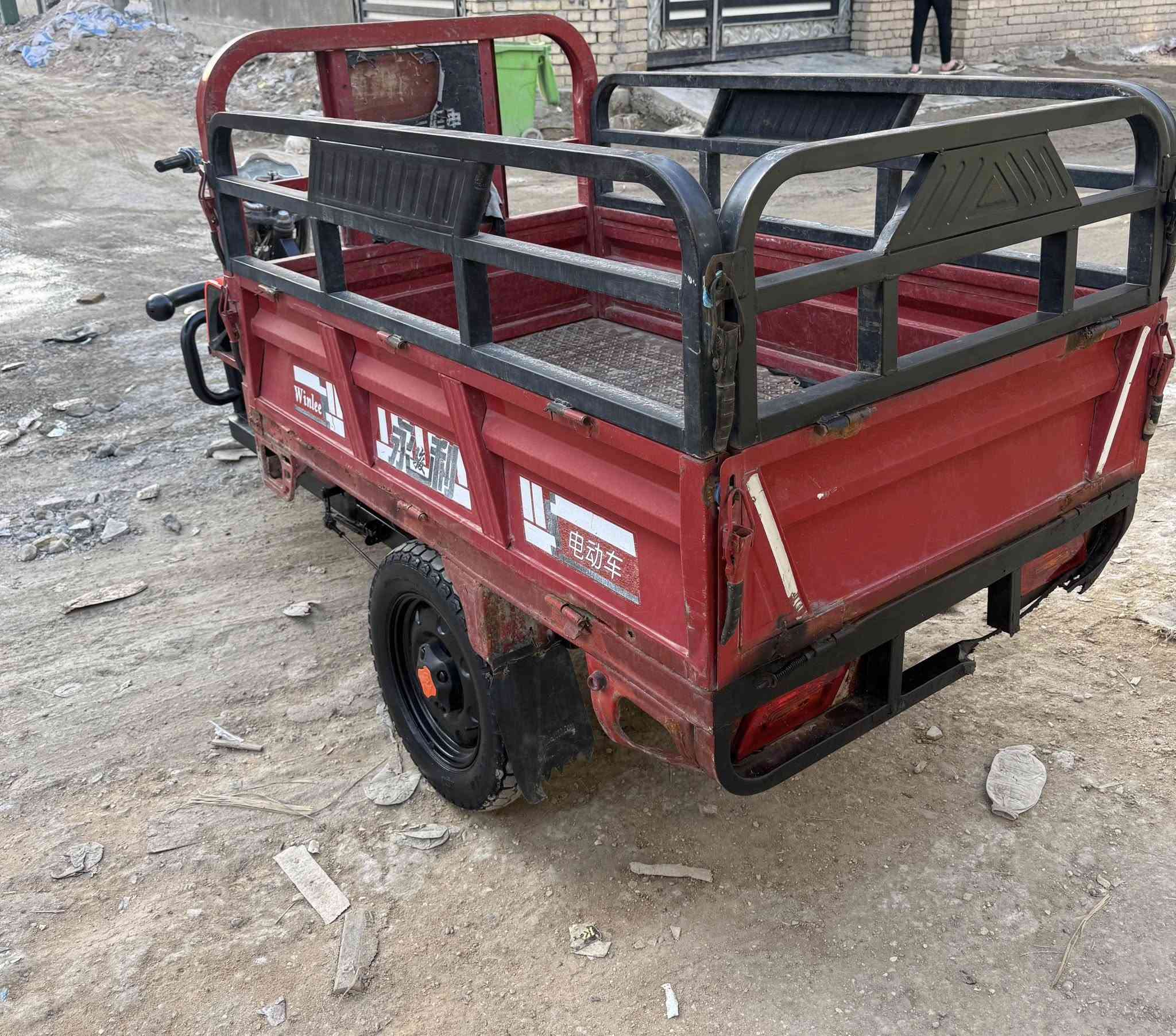 ستوتة شحن خمس بطاريات جدد قبل اسبوع شادهن تاريخ انتاجهن ٢٦ تايرات جدد بيهة نقوصات كهربائيات يرادلهن ترتيب شغالة وتمشي سعرهة ٦٥٠ الف 
***********//***********
