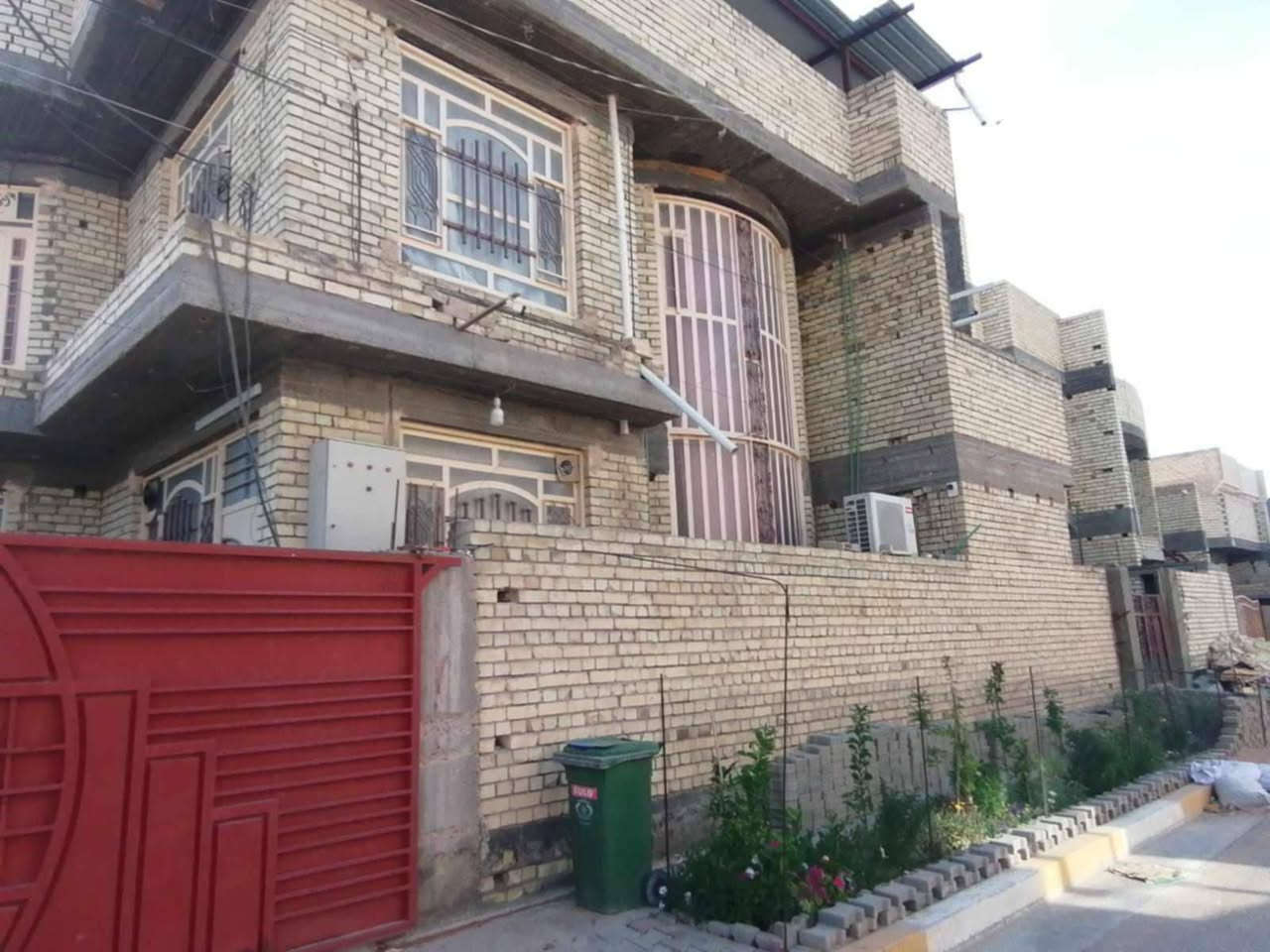 السلام عليكم....
عقار للبيع... المحموديه حي الرشيد 150 متر ركن واجهة ١٠م نزال ١٥م ...بالقرب من السايدين الجدد امام تانكي القعقاع  يحتوي على ثلاث غرف نوم ارضيه مرمر بناء جيد جدا طابقين مع سقيفه سندويج على كبر السطح الثاني للحفاظ على البيت من الأمطار والحراره للاستفسار ( ه‍ ***********//*********** )
