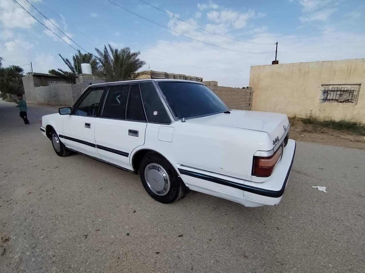 سلام عليكم
سوبر 1985
سنويه لل30 
رقم بغداد انكليزي 
تبريد شغال 
سنتر لوك بلادي 
محور مكينه 3000
فيشتين 
كهربائيات كلها شغاله 
مابيها نقص برغي 
***********
ب65 وبيها مجال
