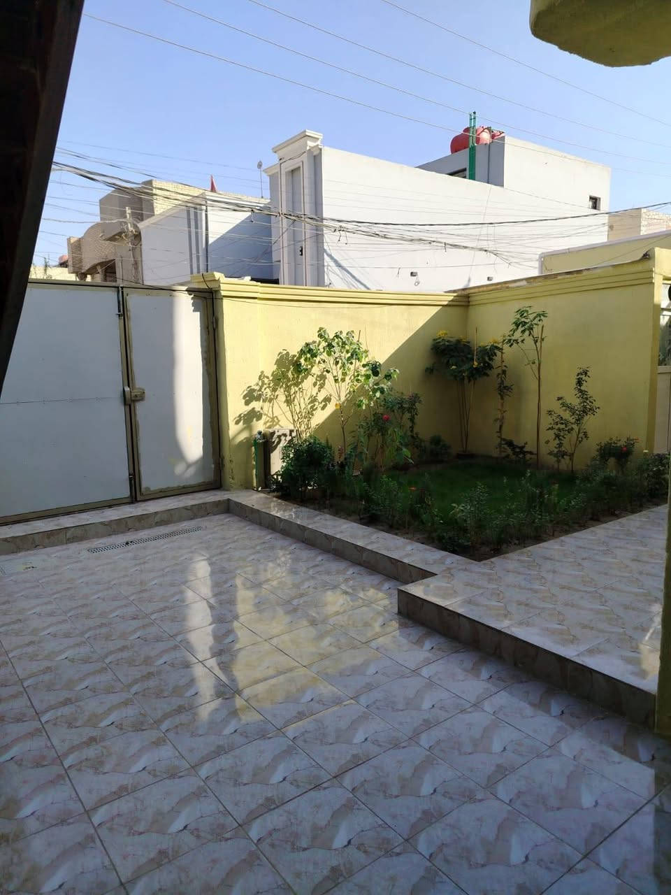 السلام عليكم بيت ٢٠٠ متر للبيع في حي النصر بانزين خانه حرف T سعره ٢٢٥ وبي مجال قليل للأستفسار الاتصال على الرقم ***********
