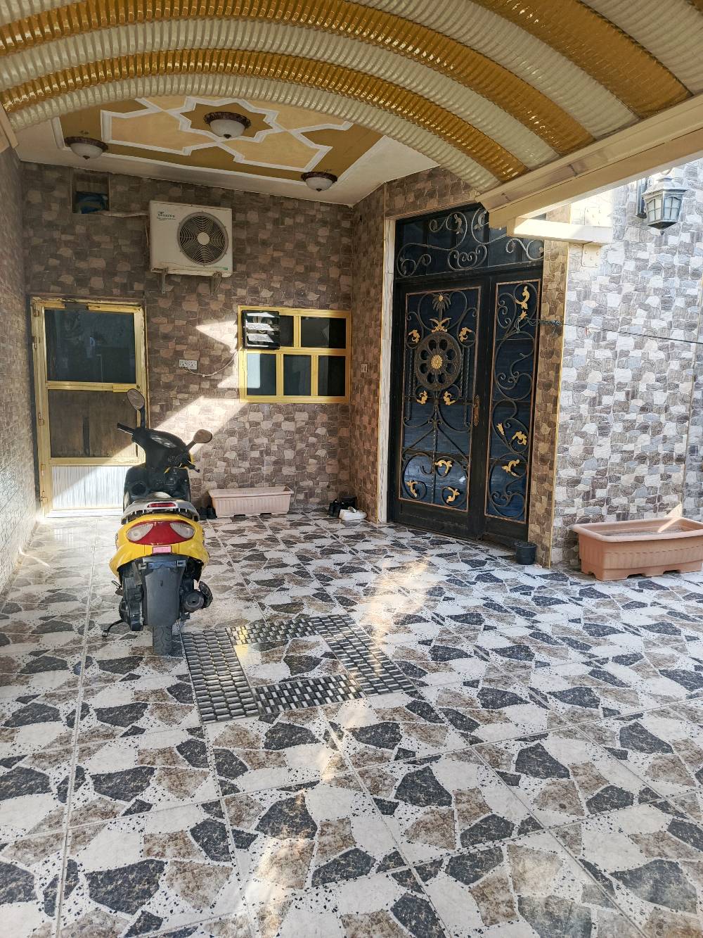 دار للبيع الانبار رمادي حي التأميم..
مساحه 200 طابقين يحتوي ع 5 غرف نوم صاله واستقبال و3 حمامات مطبخ