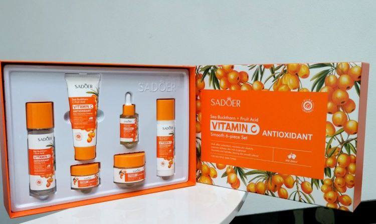 🍊 بوكس فيتامين C من SADOER 🍊  
سر الإشراقة والنضارة ببكج واحد متكامل ✨  

إذا تعانين من بهتان، تصبغات، أو تعب بالبشرة  
هذا البوكس راح يرجع الحيوية لبشرتج من جديد 💛  

✨ ينطي إشراقة طبيعية  
✨ يوحد لون البشرة  
✨ يقلل التصبغات والبقع  
✨ يرطب وينعم البشرة  
✨ مناسب للاستخدام اليومي  

📦 البوكس يحتوي على مجموعة كاملة للعناية  

سعر البكج 30 الف
🚘يوجد  توصيل لجميع محافظات العراق  🚘


**إذا كنت صاحب هذا الإعلان وتريد حذفه لأي سبب، رجاءا أرسل رسالة إلى الدعم الفني**