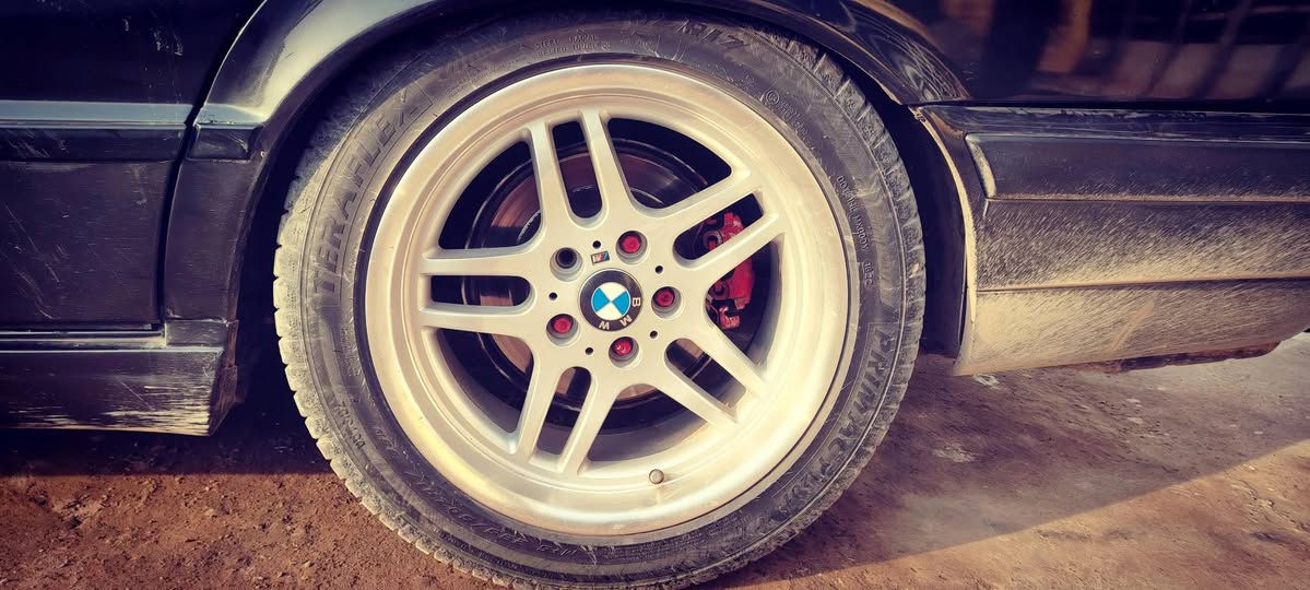 السلام عليكم..  بي ام حجم 525 رقم بغداد كير عادي مكينة 25 مفتوح ويل رياضي بدون حادث بدون خياسات مكان السيارة محافظة ديالى ***********
