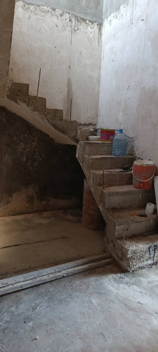 سلام عليكم بيت طابو صرف المساحه 108متر بناء ترجه اوله /كونكريت/ طابوك البيت كله بس التشاريف فرمستون  طابق واحد البيت عايز كاشي وسيراميك ولباقي كله كامل الرضيه صبه قويه فارش جواه لايلون قبل لا اصب الموقع البيت الكوفه شارع السكه قرب جامع الرشاديه ثاني فرع عن الشارع العام سعر 65 وبي مجال قليل رقمي***********
