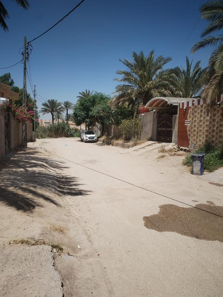 السلام عليكم 
بيت للبيع
مساحه 200م
البيت مكون من طابقين 
الطابق الاول :
كراج 
صحيات خارجيه 
استقبال 
هول
صاله
غرفه
مطبخ حار بارد 
الطابق الثاني:
صاله +غرفه
عنوان البيت:
حي الحسين شارع سيد طالب في نهايته
السعر خاص 
الرقم:***********
يوجد واتساب
