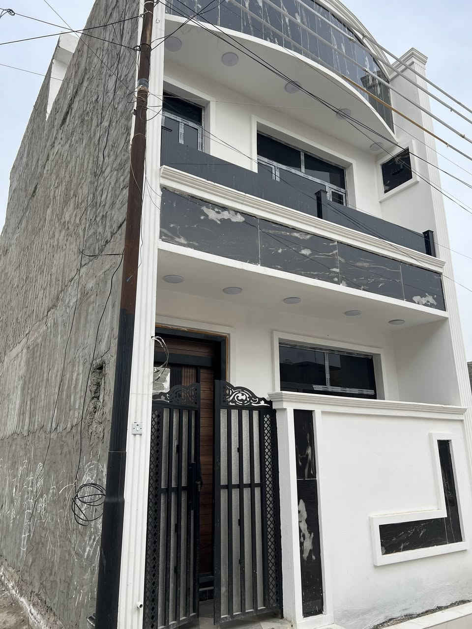 بيت للبيع مساحه75 متر 
طابقين 3 غرف نوم بناء حديث بعده زيروه
البوعيثه العدل الاول. شارع مفتوح. 
***********السعر 100مليون
