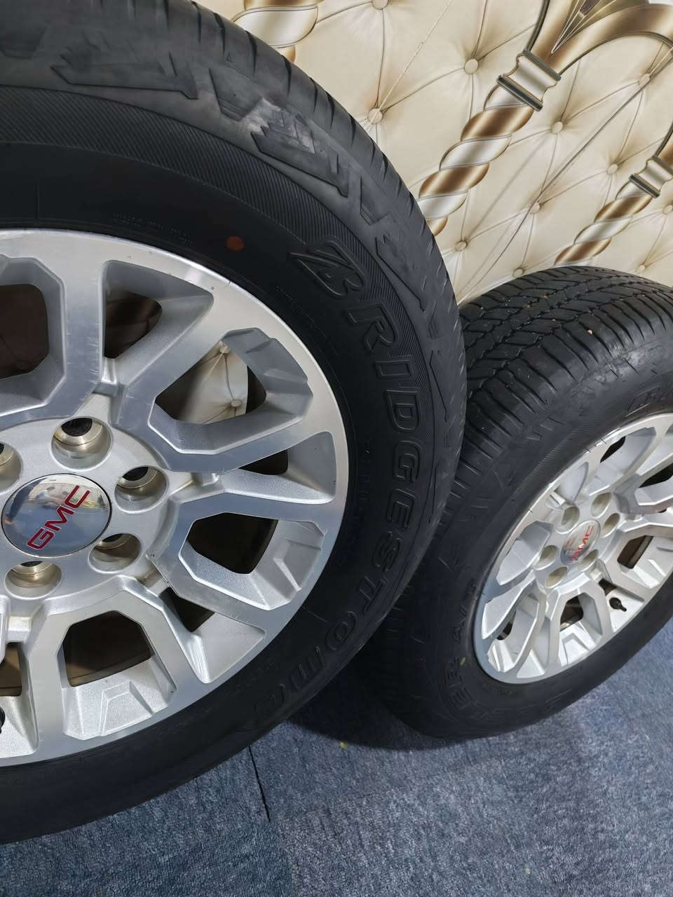تخم تاير ويلات حجم 18 جمسي GM اصليات مال تفصيخ جدد وتايرات ياباني برجستون نضاف كلش السعر 700$دولار قفل   مكاني بصرة المعقل ***********
