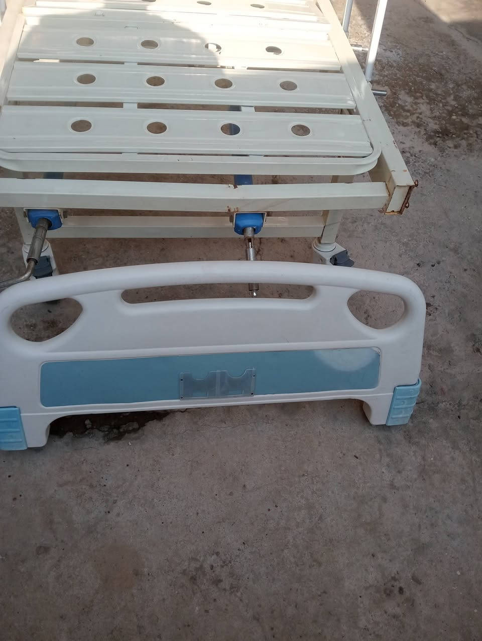 من رخصةمدير الكروب المحترم سرير ذوي الاعاقة مستعمل نظافته 90% مع مفرش نفخ هوائي غير مستعمل للاستفسار الاتصال على الرقم ***********غير متواجد على الفيس بوك بابل مركز المدينة
