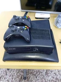 XBOX360 يجي ويها اثنين يده واثنين هارد الهارد الأول بيها69 لعبة والهار...