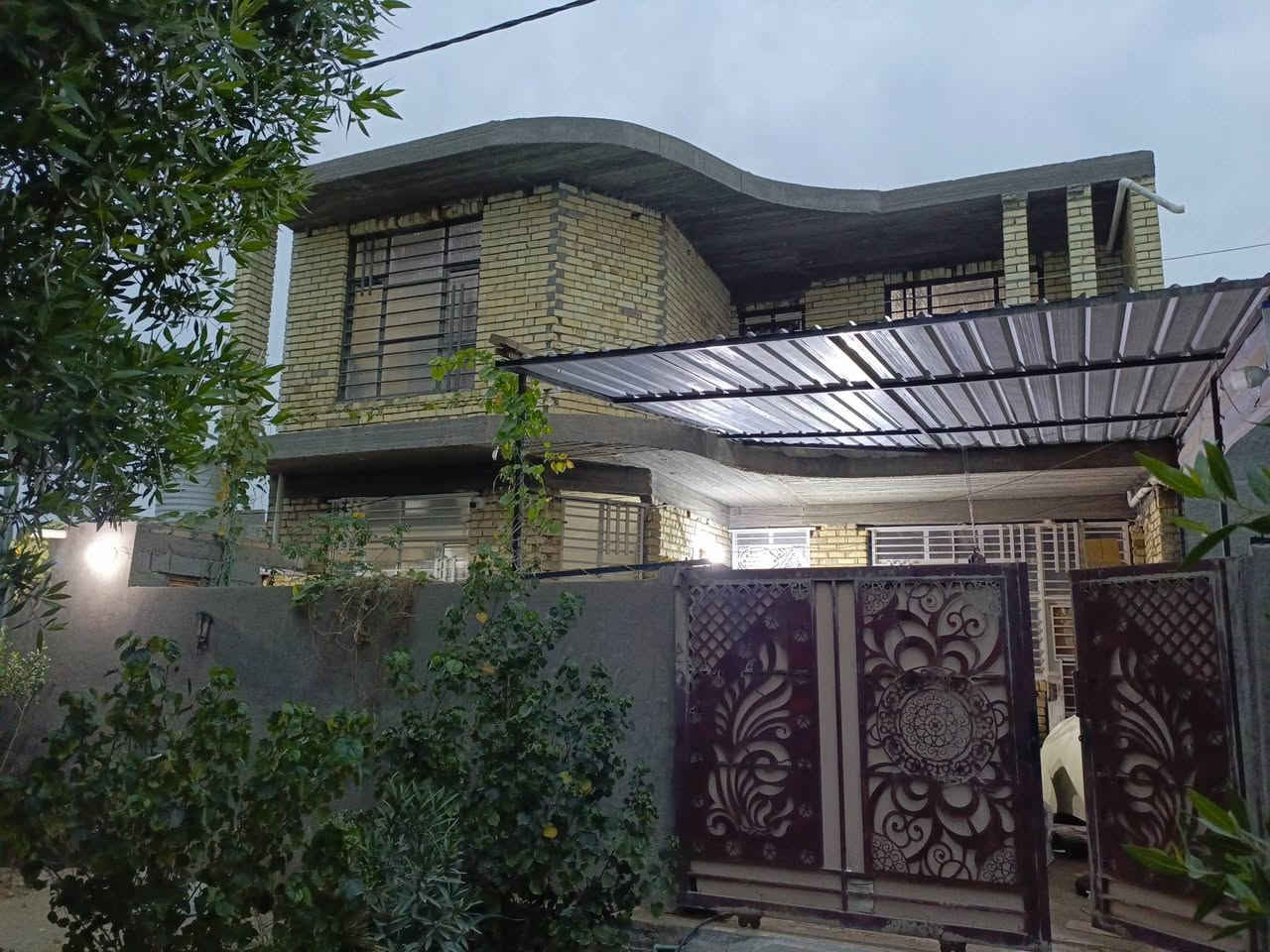 السلام عليكم دار للبيع حصن جعفر طابقين المساحة الكلية 200متر يحتوي على 6 غرف نوم  ومطبخ وحمام عدد 2 وصاله شارع 30 يحتاج بورك وجص وأرضية للاستفسار ***********
