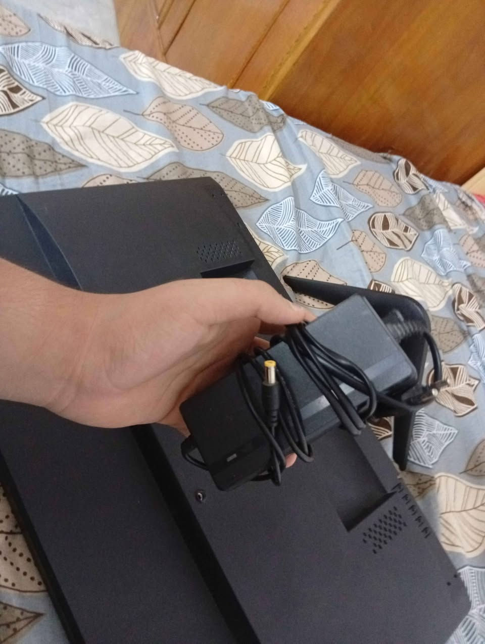📢 للبيع شاشة SHINY Gaming Monitor
🔹 الماركة: SHINY Version
🔹 الحجم: 24 بوصة
🔹 التردد: 75Hz
🔹 المنافذ: HDMI + VGA
🔹 تدعم إخراج الصوت الخارجي (Audio Out)
🔹 الكارتونة الأصلية موجودة.

📌 ملاحظة:
الشاشة تحتاج فقط ضبط/تصليح الإضاءة، لذلك تُباع كما هي.

💰 السعر: اكتب سعرك المناسب وراسلني.

📍 الموقع: بابل - الحلة - حي الجزائر.

🚚 التوصيل متوفر إلى جميع أنحاء العراق.

📞 للتواصل واتساب: ***********
