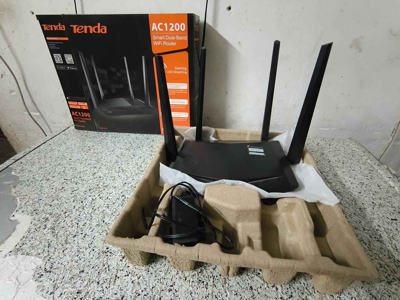 للبيع راوتر Tenda AC6 غني عن التعريف، الجهاز بحالة الوكالة ونظافة 100%، استخدامه قليل جداً وكامل مع ملحقاته والكرتون.​أهم المواصفات والمميزات:
​نظام Dual-Band: يدعم ترددين (2.4GHz و 5GHz) لضمان سرعة إنترنت عالية واستقرارية تامة.
​4 هوائيات (Antennas): توفر تغطية قوية ومساحة أوسع داخل البيت أو المكتب.
​مثالي للألعاب والستريم: يدعم تقنية MU-MIMO و Beamforming+ لتقليل "اللاگ" وبث الـ UHD بدون تقطيع.
​تحكم ذكي: تكدر تتحكم بالراوتر، تغير الرمز، وتحدد السرعة للمتصلين عن طريق تطبيق (Tenda App) بالموبايل.
​النظافة: الجهاز نظيف جداً وشغال بامتياز (بشرط الفحص).
​💰 السعر: 35,000 دينار عراقي (وبي مجال بسيط للشراي المباشر).
📍 الموقع: بغداد.مدينة الصدر قطاع 40
📞 للتواصل والاستفسار: [***********]
