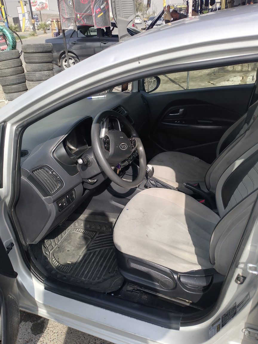 للبيع كيا ريو 12مبدل بيها قطعتين كوبون بنزين صاحبها بالموصل شرط تحويل السعر 80 سنويه ساقطه 22 مكانها الموصل ***********
