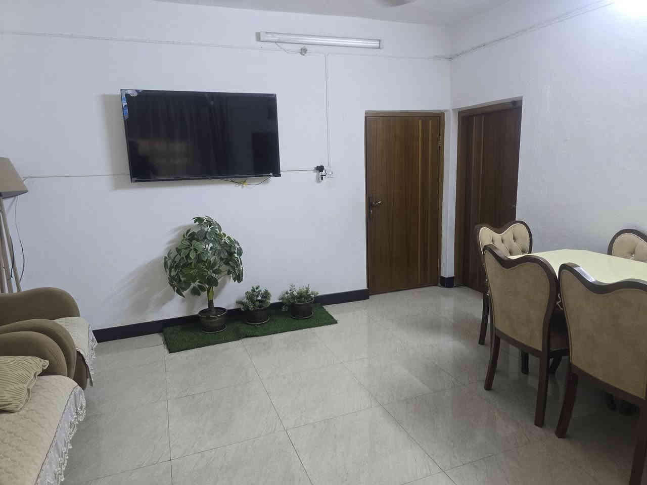 دار للبيع
المساحه ٢٠٠م

الموقع ثالث قطعه عن شارع الزهور الرئيسي

الطابق الارضي يحتوي على استقبال.هول داخلي.غرفه نوم

مطبخ.كراج سياره كبير مع حديقه

الطابق الاول.غرف نوم عدد ٢ مع حمام ملحق
السعر ٩٥
***********
