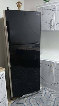 ثلاجه هيتاشي للبيع  اصلي جديد قبل شهرين اشتريناهه 450الف او بي مجال ٠٧...