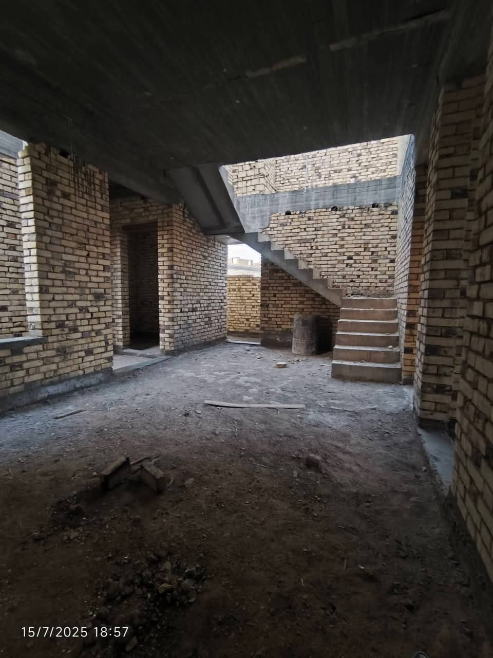 دار سكني للبيع  | التقية | م. النزاهة
_______________________________
 الموقع | مميز جداً على شارع 15 وقريب شارع 40 
_______________________________
 المساحة | 200 م2
الواجهة | 10 م
السعر | 175 مليون . د 
_______________________________
تفاصيل الهيكل بناء 2025 بمواصفات هندسية متكاملة :
🔹 طابقين  : 
4 غرف نوم 
 استقبال + صالة + مطبخ + صحيات متكاملة
🔹 الطابق الثاني غير مسقف .. 
______________________________
للاستفسار اكثر زورونا في مكتبنا الكائن في :
ديوانية - الجزائر- مقابل برج الامراء 
مجاور مستشفى الحياة للعيون - د.حسنين
او الاتصـــال على الارقام
***********
***********
