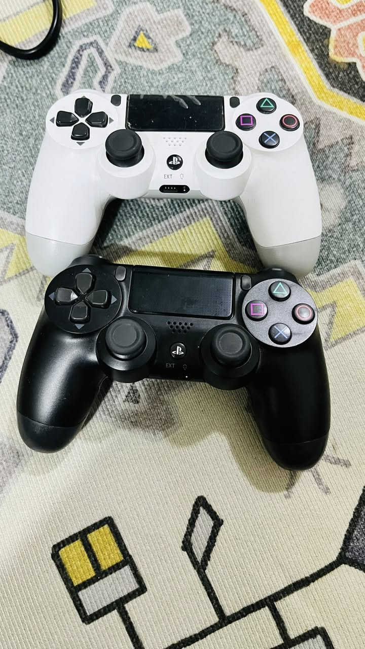 السلام عليكم ps4 مهكر يدات وحده اصليه وحده تجاريه ويه Ubs850v وذاكره 500GB لوك ستيكر نضافه 100/100 السعر 400الف تواصل ***********
