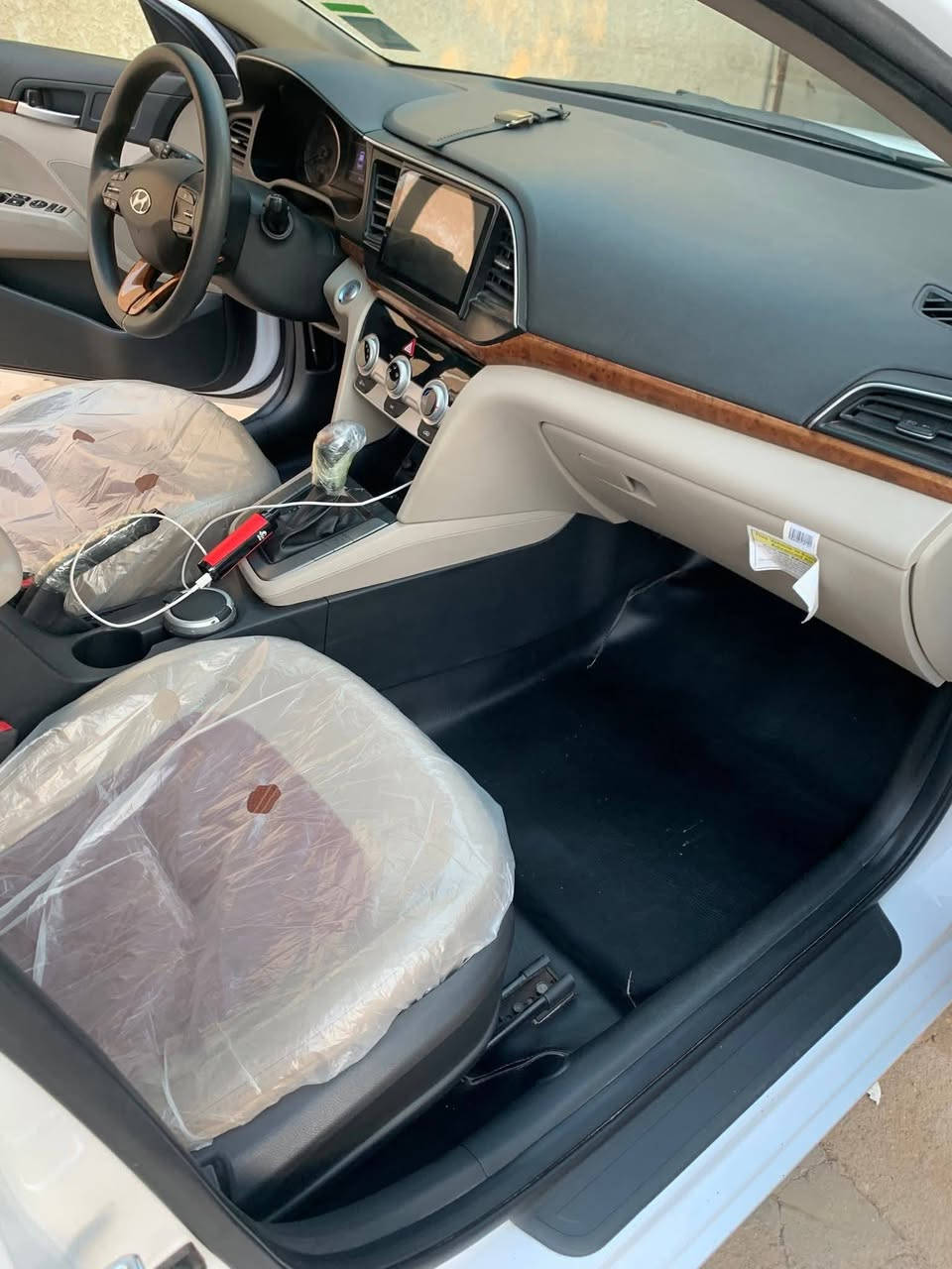 هيونداي النترا 2020 خليجي الكاصد فول مواصفات
4 وضعيات قيادة (eco-normal-smart-sport)، وحساسات. 

المحرك: 2000 سي سي (دوش) 

ناقل الحركة: أوتوماتيك 6 سرعات.

الخارجية: فتحة سقف (سلايد)، ويل كب مقاس 17، اضاءة LED نهارية، اضاءة ترحيبية، مرايا شفط.

الداخلية: مقاعد جلد، تبريد قطعتين (أو خلفي)، تحكم ستيرن، شاشة كبيرة، كاميرا خلفية، حساسات.

تشغيل بصمة (2 بصمة)، دخول ذكي، حساس جنطة ذكي (يفتح عند الاقتراب)، رادار جانبي

رقم بغداد دولي بأسمي تحويل مباشر
 السعر 170$ بيها مجال للشراي مكان السياره بغداد
للاتصال: *********** متوفر واتساب
