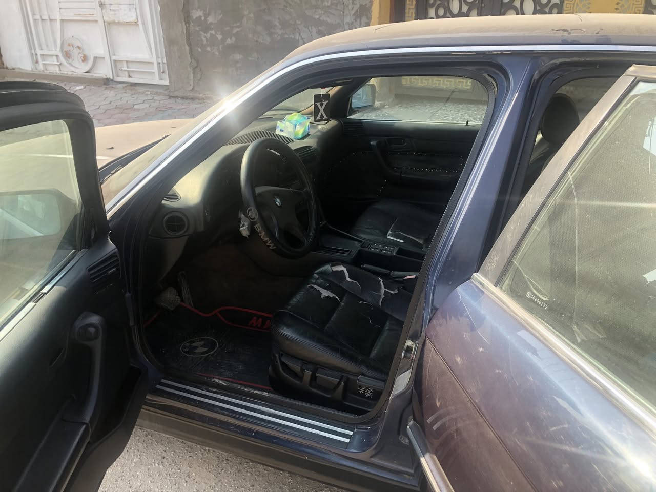 موديل 1989 حجم 525
السيارة دكة جاكوج مابيه
السيارة بدون قطعة تبديل السيارة بلادية فقط الجاملغ الخلفي جهة السايق بي طخة السعر 48$وبيه مجال 
السيارة لونين حبري وفاتح للاستفسار
***********
***********
