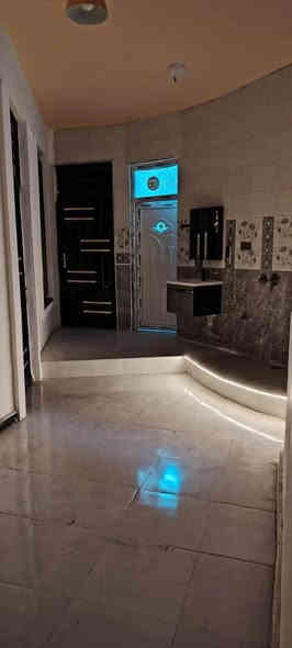 سلام عليكم شقه للإيجار 
متكونه من مطبخ او صاله وغرفه نوم واستقبال ومنور و حمامات 
بناء جديد الشقه 
لعنوان لرمادي لخمسه كيلو حي زيتون 
السعر 300 او بيها مجال 
للاستفسار اتصال على لرقم / *********** الرمادي
