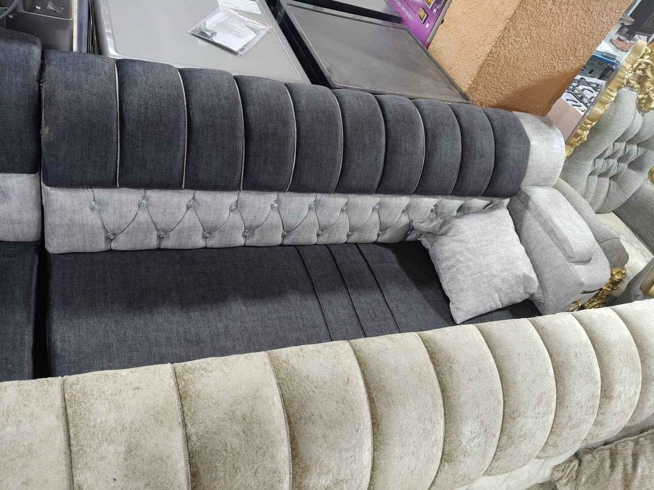 توفر لدى معرض الرائد للاثاث المنزلي 
دواوين احطاطه درجه اوله 
خشب بلوك اسود 
سفنج 10سانتيم 
طول 7امتار حرف L
قماش تركي وخاولي وكتان وغيرها 
يتوفر تفصال حسب الون 

بيع نقد واقصاط على الماستر كارد موضفين ومتقاعدين 
                          بلا مقدمه 
العنوان سوق بيجي شارع المصرف من جهة البانزين خانه الحكوميه 
***********
