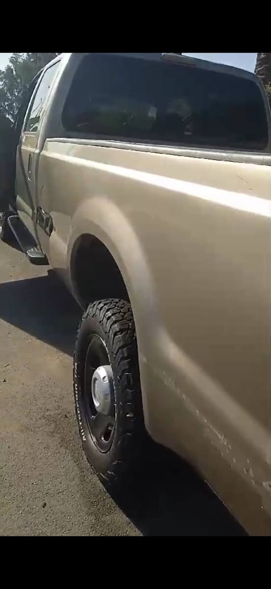 السلام عليكم فورد F350 موديل ٢٠٠٦ بانزين ٨ سلندر كير محرك مكفول محور سلفادور تبريد جديد صدر امامي جديد تخم تاير تريد تحويل تريد وكاله رقم دولي سليمانيه مكاني بغداد سعر 85 بي مجال *********** بي وات ساب

