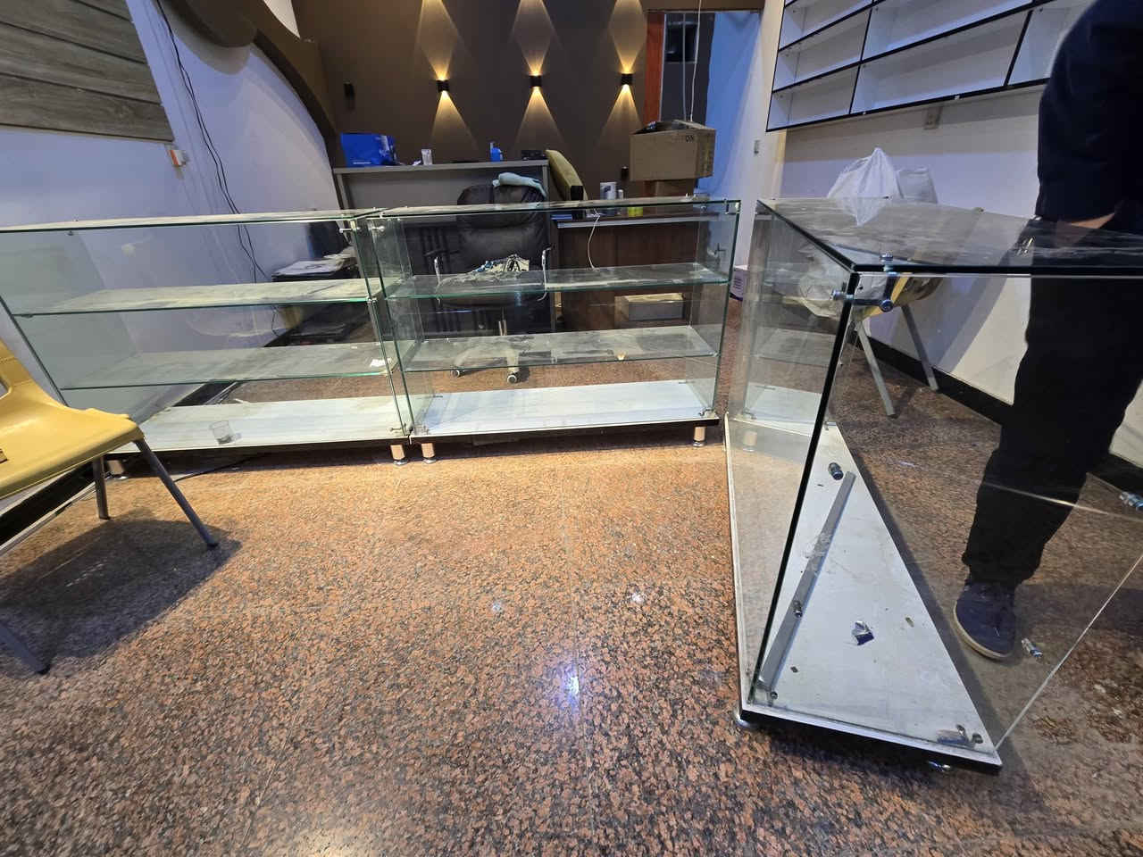 فاترينات  جام + فاترينه عرض مبايلات +رفوف مثل مموضحه بالصور استعمال فقط 5 أشهر + تعلاكة مال هوكات ووياها50 هوك البيع شلع مره وحده ***********
