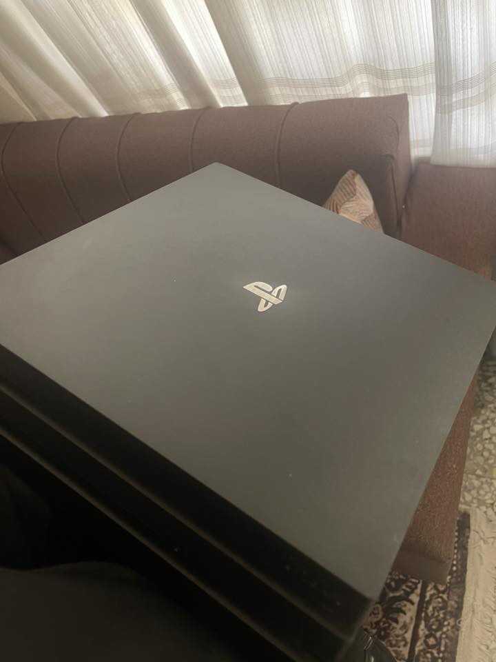 بلي 4 برووو اعلى فئه واعلى مواصفات ذاكره 1 تيره نظيف جداً نظافته 97‎%‎ لووك ستيكر ممفتوح ومامستخدم هواي جميع ملحقاته موجوده ويا جوستكات 2 اصليه و3 اقراص وهارد خارجي 1 تيره اضافي 
سعره 325 الف قفل 
مكاني حي الجهاد 
***********
