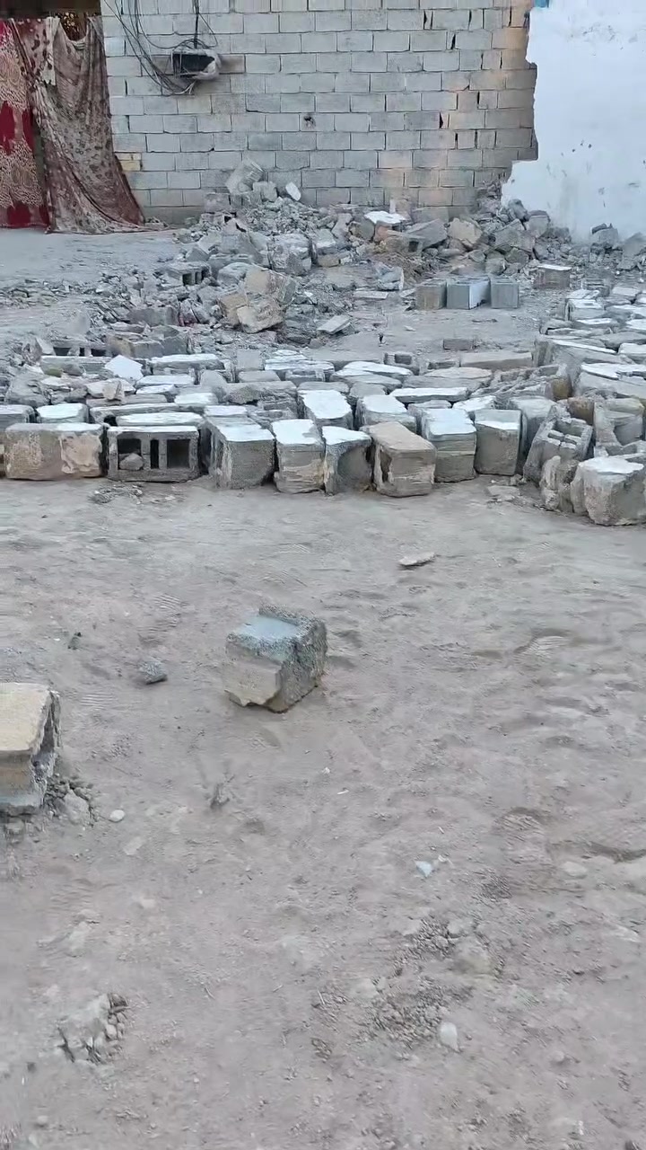 بلكت ستر هالعائلة يكون على إيدك. 🤲💔
إذا ما نوگف وياهم اليوم.. منو يوگف؟
بيتهم صار ركام.. وبقت عيونهم على أهل الخير
مو مناشدة.. هاي استغاثة
ثلاثة أنفس بلا سقف وبلا سند
لاراتب ولا معين 
أصحاب القلوب الرحيمة.. الدور عليكم
بلكت فرجهم يجي على إيدك
اليوم محتاجين رجال المواقف
بيت كامل طاح.. والعائلة ضاعت وياه
لا تمرون على وجعهم مرور الكرام
هاي مو حالة فقر.. هاي كارثة
سترهم بعد الله متعلق بفزعتكم
احتياجاتهم: 
🔹 اسمنت 5 طن
🔹 بلوك 2000
🔹 رمل وحصى
🔹 أبواب وشبابيك
🔹 مبالغ مالية لأجور العمال وإكمال البناء
أي مساهمة مهما كانت بسيطة راح تقربهم خطوة من الرجوع لبيت يسترهم.
#العنوان_كوت_البيضاء_نهاية_الانوار
للاستفسار 
*********** 
***********
او مراسلتي مباشرةق
اكو ماستر للتحويل
