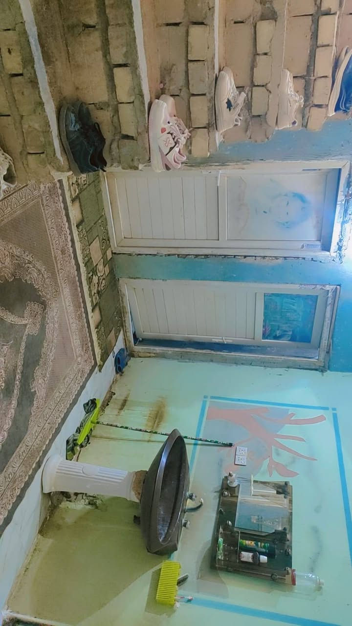 سلام عليكم بيت للبيع بنأء طابوك سكف عكاده مساحته 180 بي غرفتين نوم وصاله مطبخ صحيات داخليه منطقه  حي العسكري ويه حديقه ***********
***********
