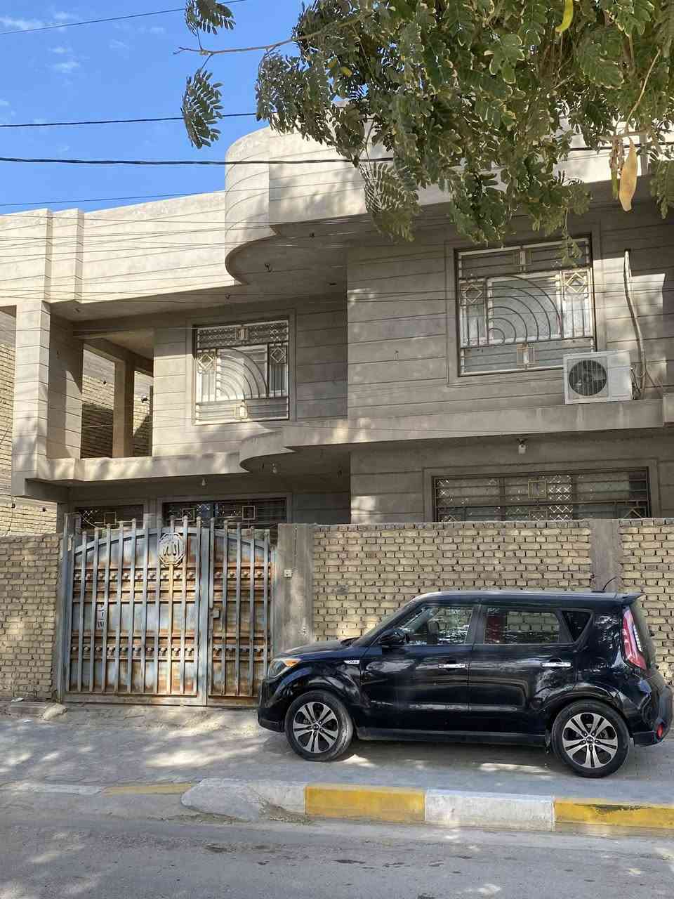 السلام عليكم بيت للبيع  
طويريج شارع المستشفى مقابل كازينو الفنجان 
مساحة البيت 240م متكون من 4 غرف نوم واستقبال ومطبخ حار وبارد  وصحيات داخلية 2 وخارجية وحدة واستقبال  
للاستفسار الاتصال بهذا الرقم 

0773 518 8169
