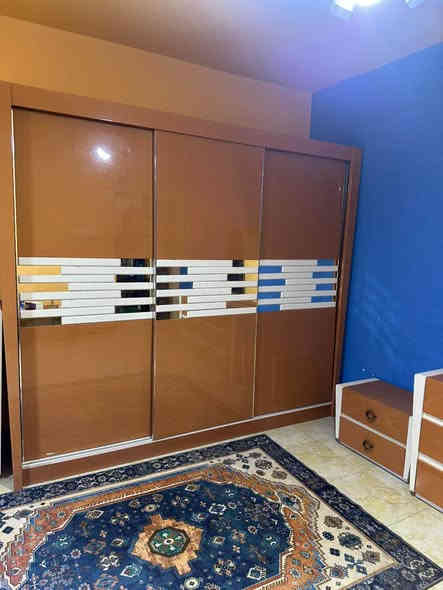 سلام عليكم غرفه اخشاب تركي نفرين تتكون من كنتور وميز مرايه وچربايه ومساعدتها وميز درور ومرايه عاموديه مع جرارات رقمي *********** البصرة
