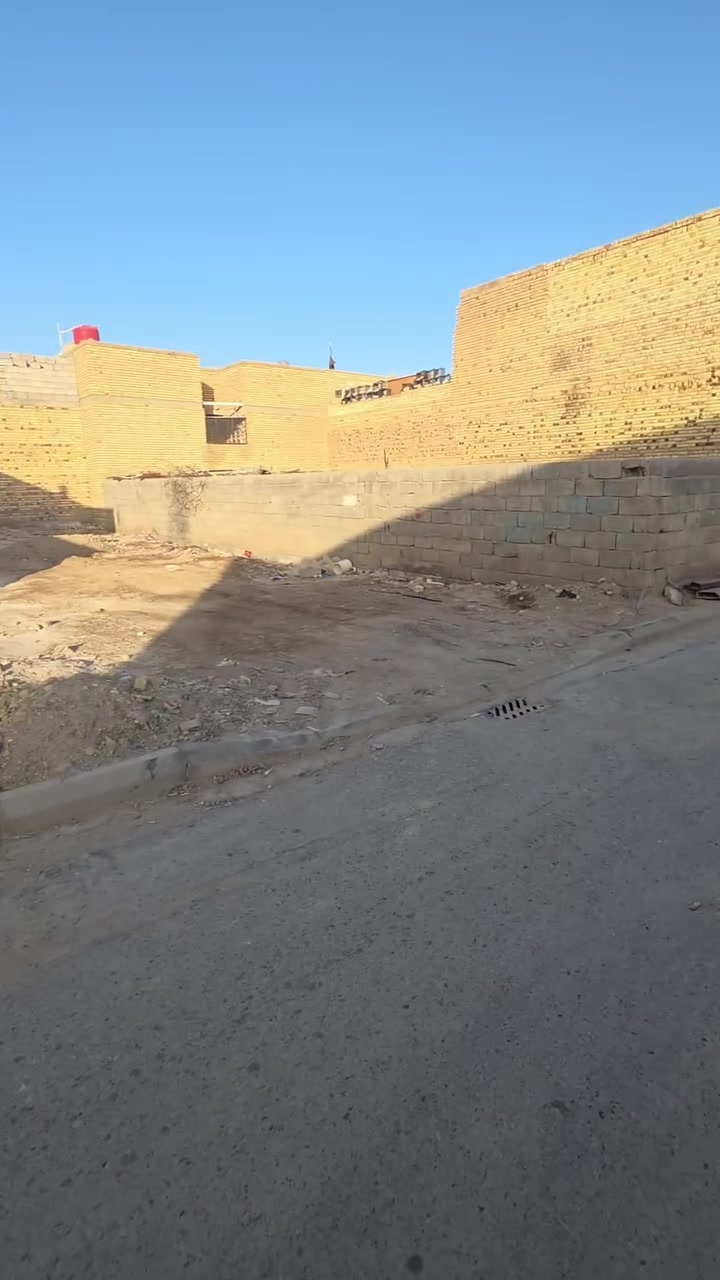 سلام عليكم بيت رقم مسحته 300متر وقطعه بصف البيت مساحتهه200متر ومعمله كامله وجاهزه منطقة عفجيه ***********
