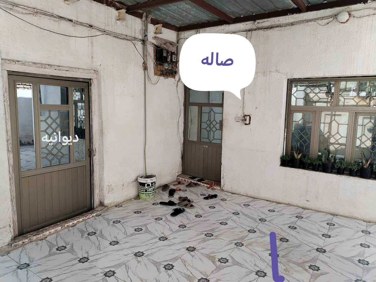 بيت للبيع  مساحه 200 متر المكان حي الامن الداخلي  قرب دائرت الكهرباءعلى السريع  البيت يتكون من  ديوانه وصاله استقبال وصاله ثانيه وغرفتين نوم ومطبخ وحمام داخلي صحيات خارجي ***********  الاستفسار رقم صاحب الدار بيت طابو
